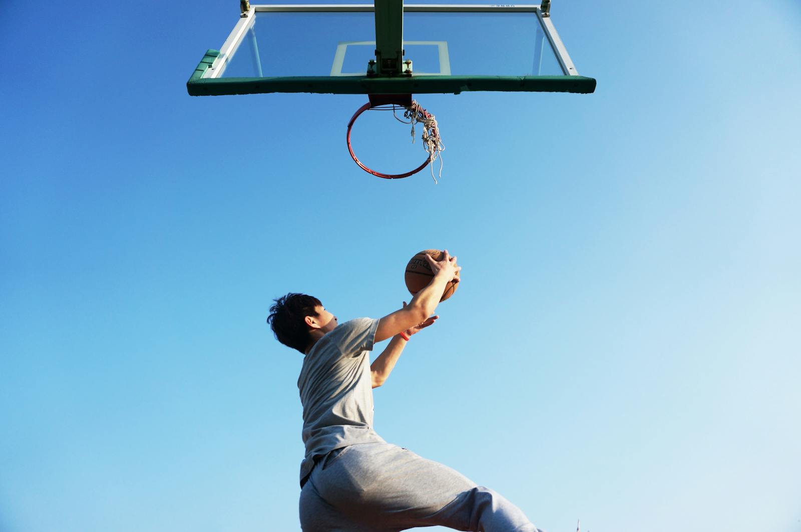 PA凯发 — 篮球赛场扣篮瞬间